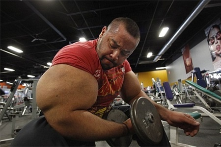 健身圈3大肱二头肌围度极峰人物,且又是急功近利的反面教材