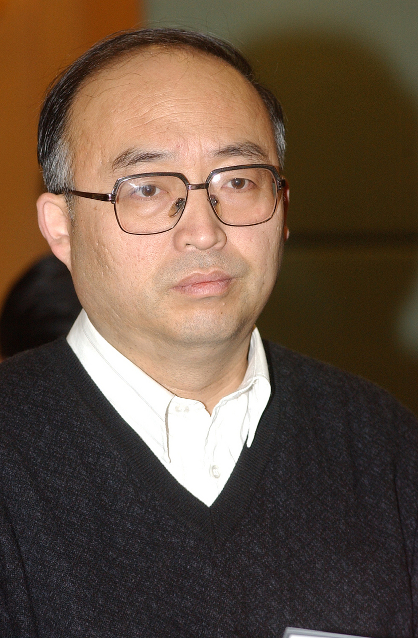 第三名:张鹏飞         倡导幸福教育的鬼步舞校长,被外界媒体认问乔