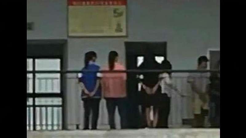 网曝一中学老师走廊上体罚学生,学生排队遭轮流抽打,社会,民生,好看视频