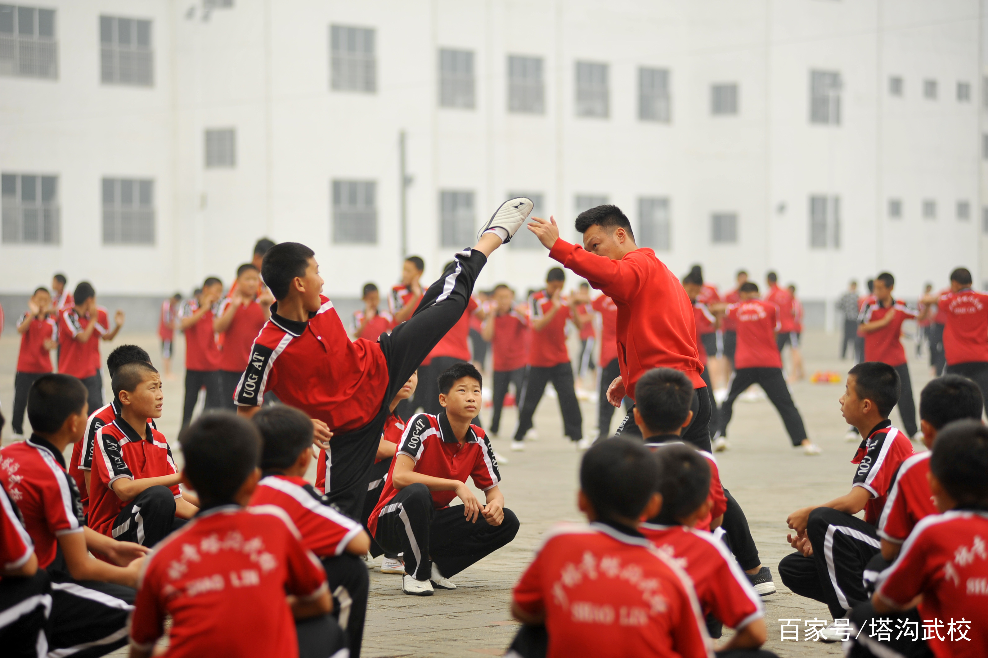 哥们武术班（哥哥武术课堂表演） 哥们武术班（哥哥武术讲堂
演出
）《哥哥 武术》 武术资讯