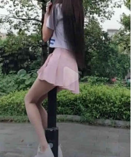 抖音小姐姐穿超短裙秀大长腿,抱着电线杆爬,网友:放开那电杆