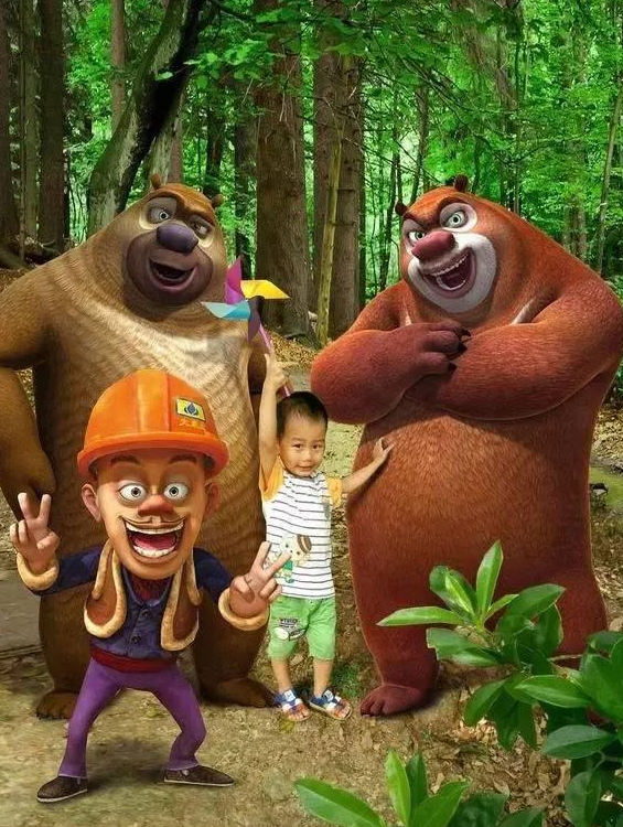 恶搞ps:大神能不能帮忙p一个光头强在我儿子旁边