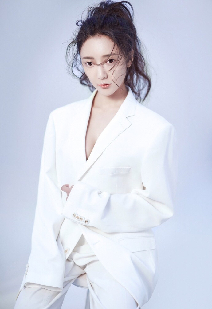 90后女演员王鑫瑶最新写真,外表甜美的少女形象,穿上