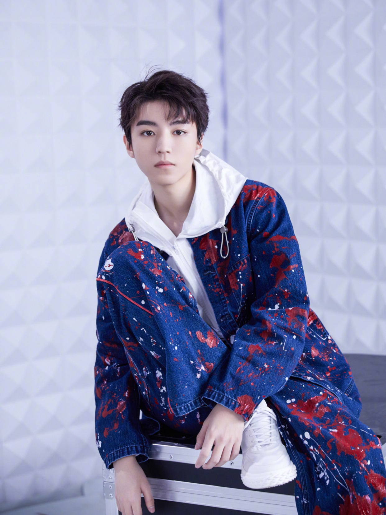 王俊凯和蔡徐坤,同是连帽卫衣配牛仔套装,少年感居然不相上下?