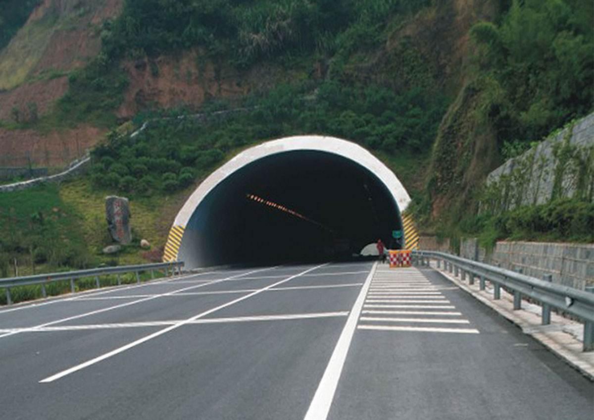 高速隧道嚴禁超車,但是前車太慢怎麼辦?正確做法在這裡