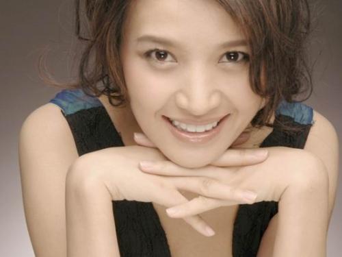 她曾因出演《刑警本色》而红,事业巅峰低调下嫁穷歌手,今成这样