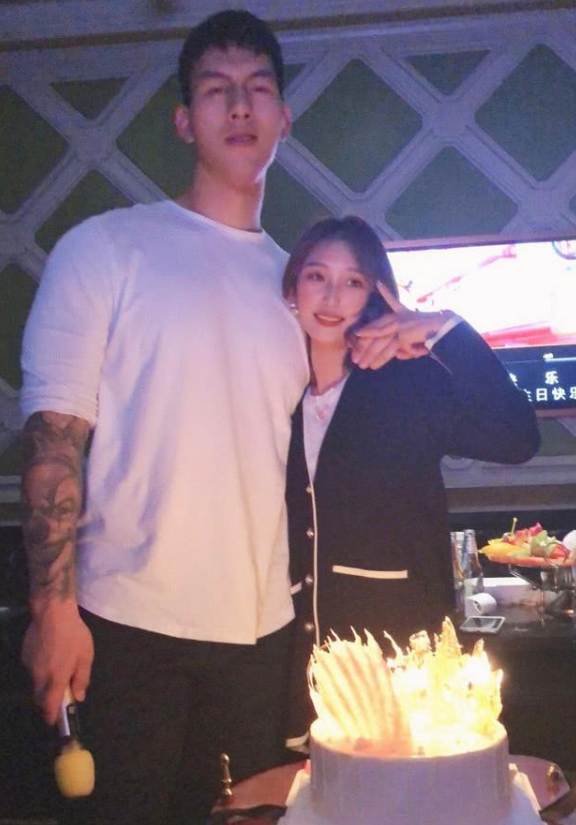 27岁张鸿林身高2米03,长高多亏奶奶1秘诀,打野球身价超百万