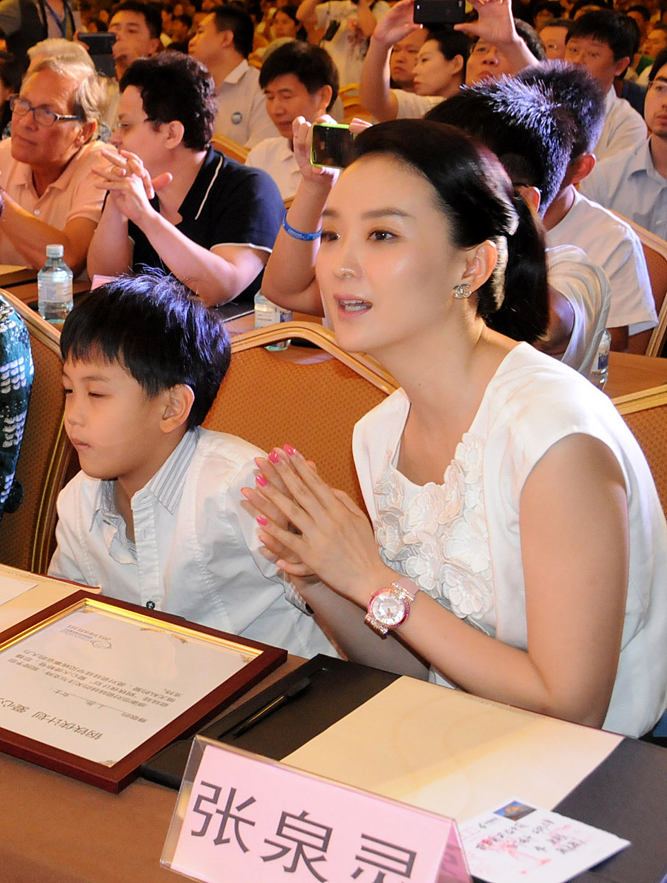 王艳带着儿子上节目,儿子很自豪的对主持人说:"我家最贵的一台车是