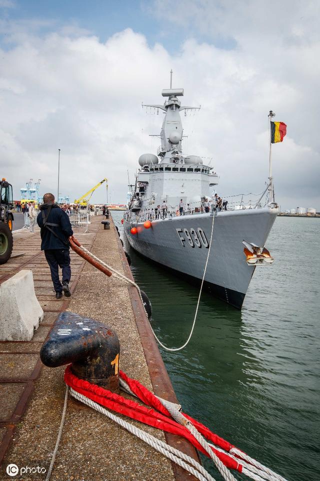 比利时"利奥波德一世"护卫舰离港