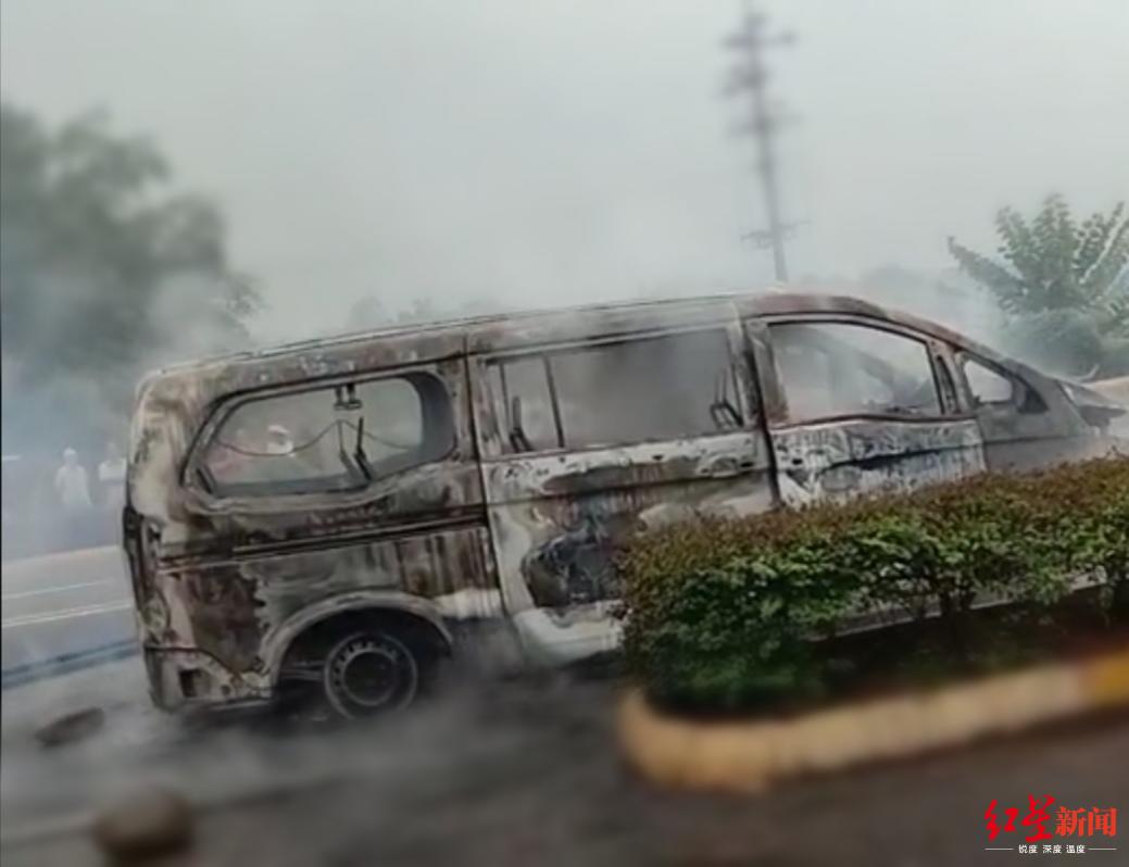 乐山一面包车疑似自燃 已致1死5伤