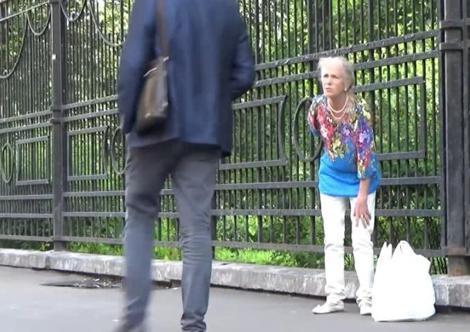 老人街头做测试,好心人帮她提重物后,再看到她的车子瞬间惊呆