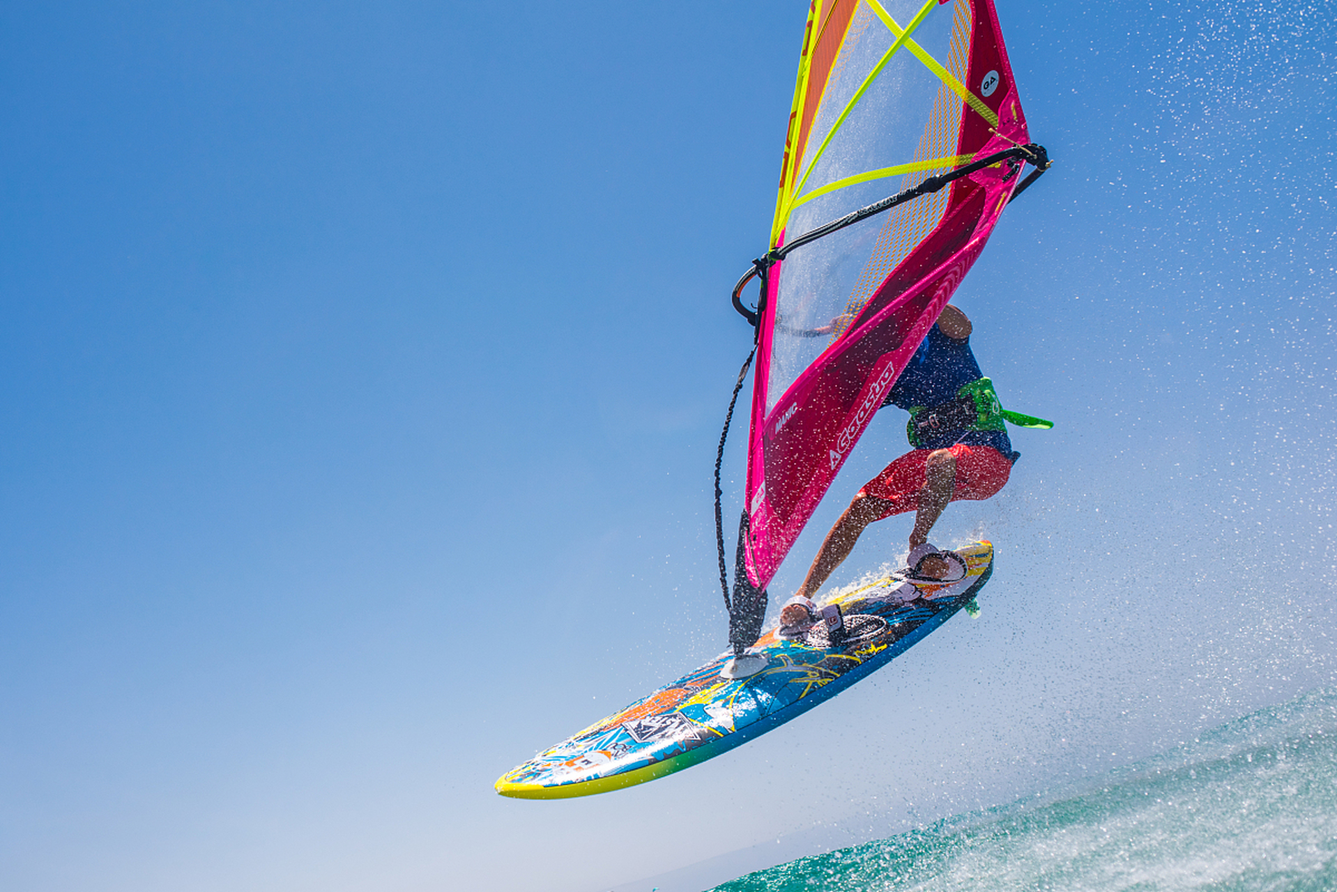 风帆滑板是一项结合风帆与滑板的水上极限运动,对身体素质有全面锻炼