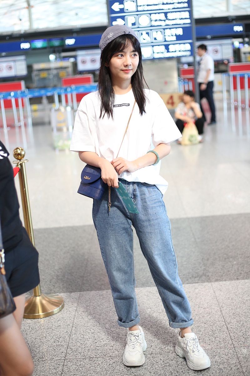 谭松韵街拍:白t恤牛仔裤ash老爹鞋chloe aby手袋简约青春