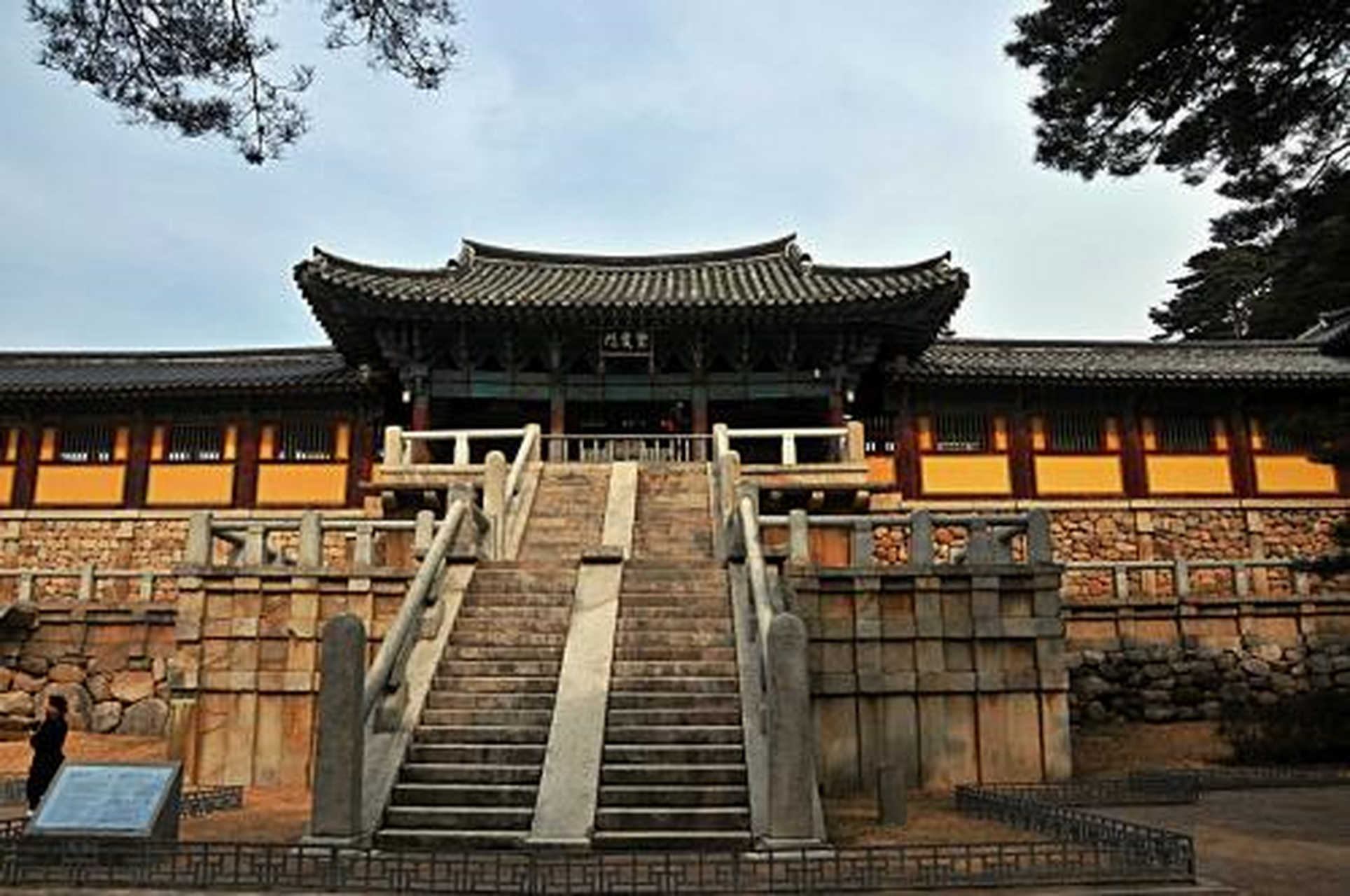 庆州位于韩国曾是新罗王朝的首都  ,也是韩国古代文明的摇篮,现有人口