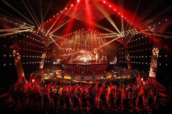 央视跨年盛典舞台曝光灯光水秀打造"地上银河"