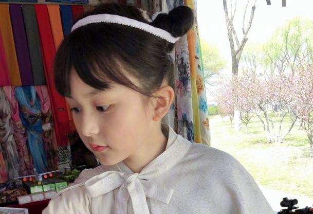 她酷似混血儿的小脸上长着一对圆溜溜的大眼睛,水灵灵的皮肤吹弹可破