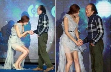 她对张艺谋的"礼貌腿"火了,修养堪比林志玲,网友纷纷路转粉