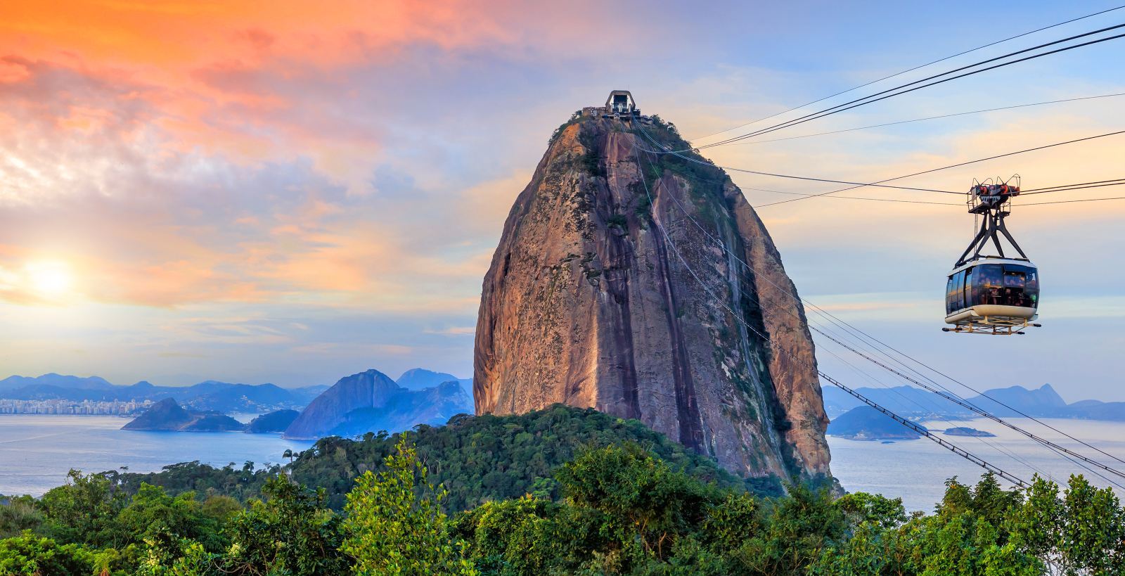 的地方,带着心爱的她一起登上糖面包山,在风景如画的山峰向她许诺一生