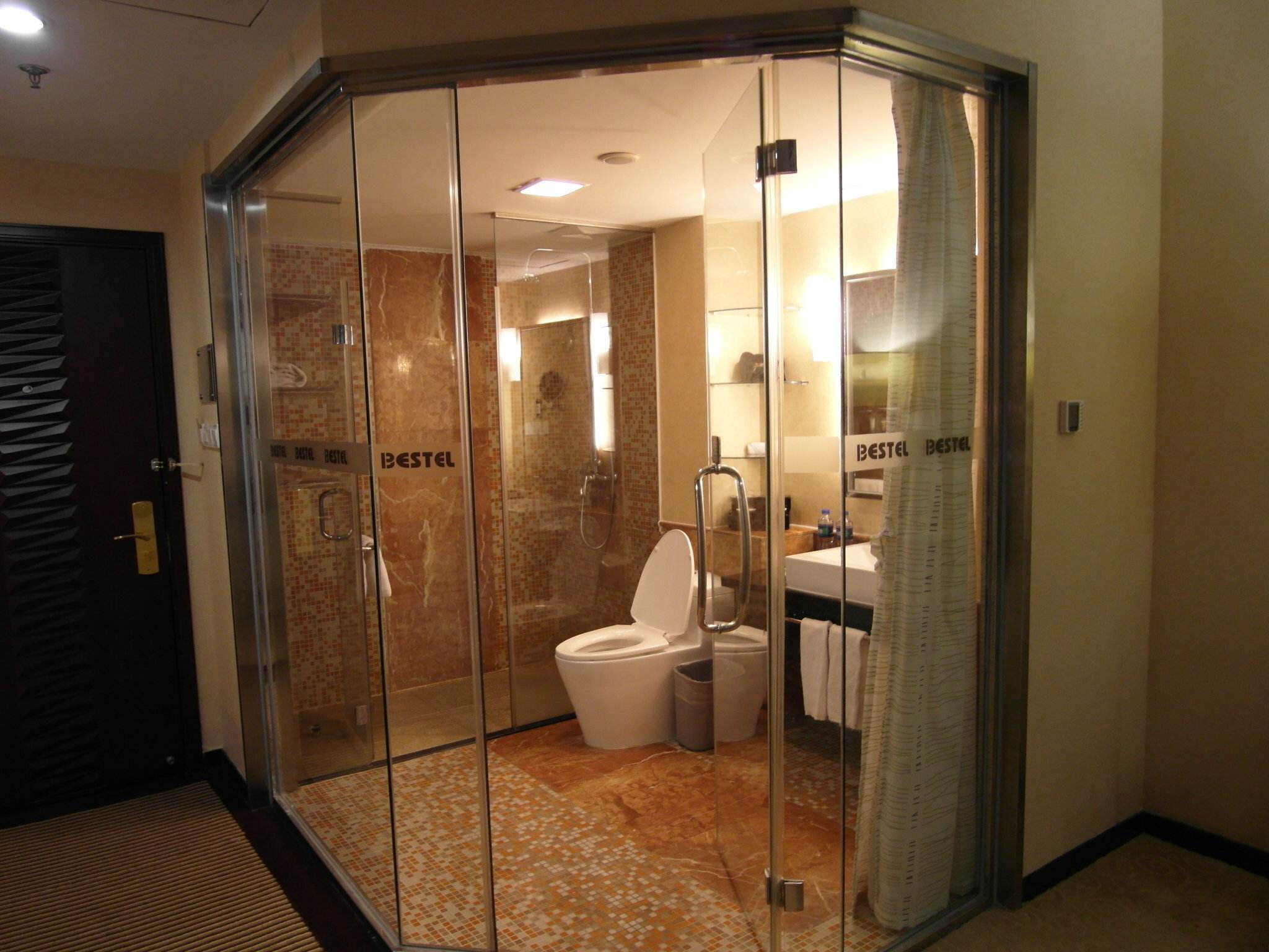 酒店浴室为何用透明玻璃,洗澡上厕所不尴尬吗?酒店服员说出猫腻