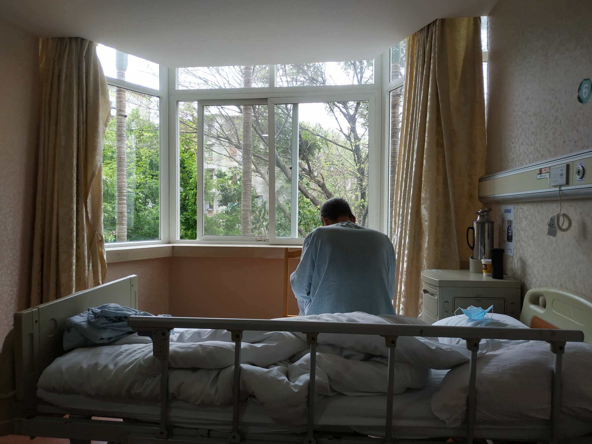 爸爸的背影,现在住院陪护的家人,只能是一个,并且只能是一次一个人过