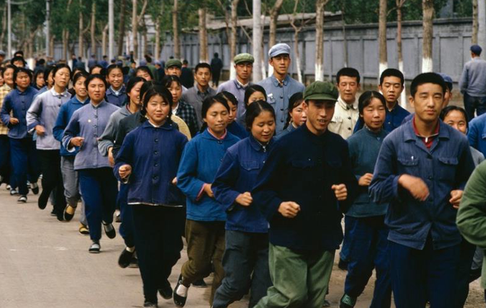 20世纪70年代,外国人镜头下的中国,工人一起跑步,女孩十分养眼