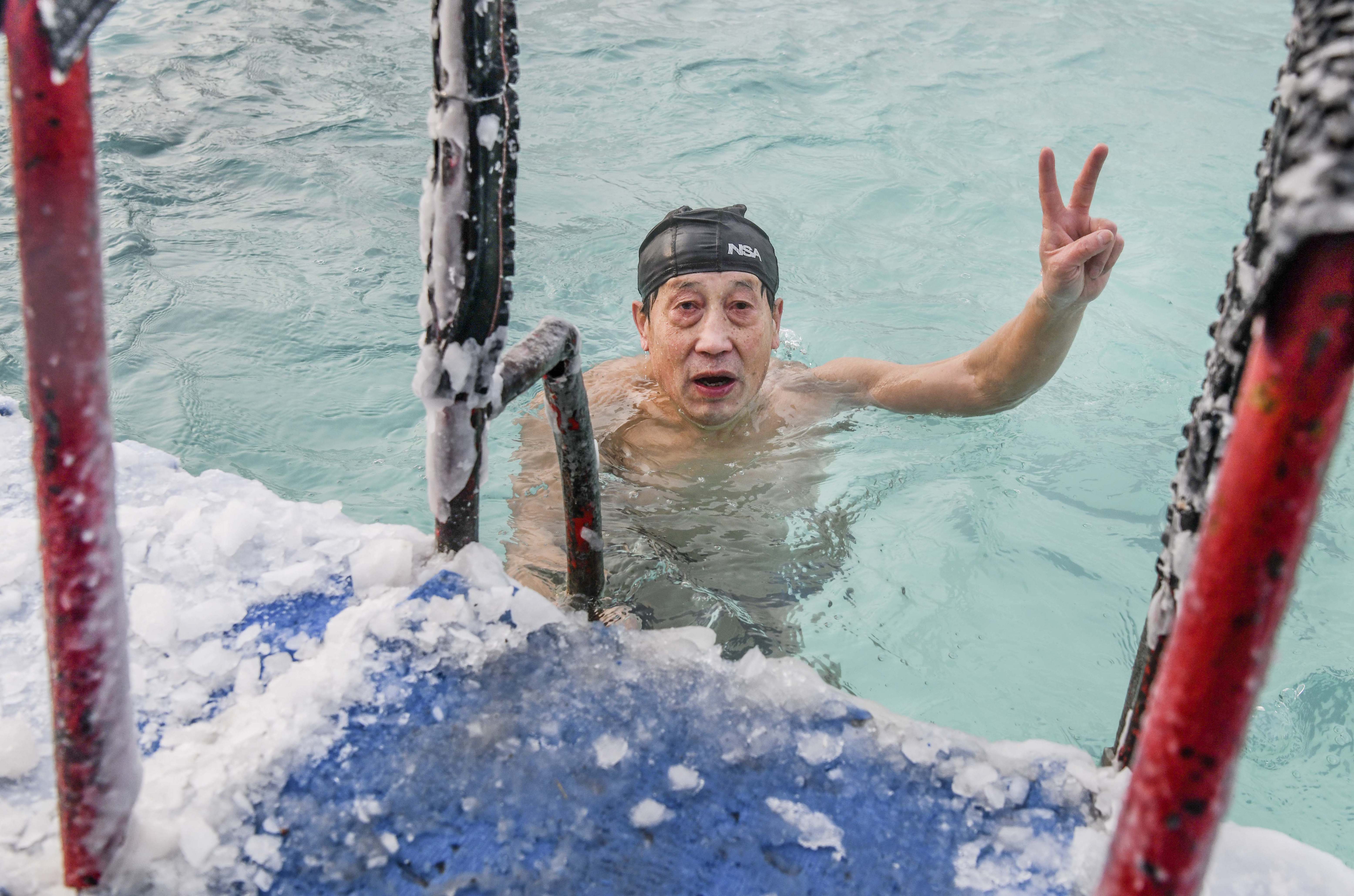 全民健身——寒冬中的"泳"士