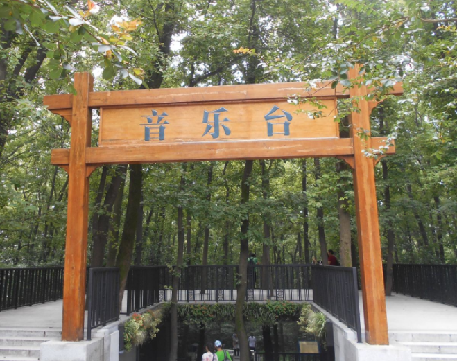 自然与建筑的完美和谐统一,音乐台!音乐台的入口处.