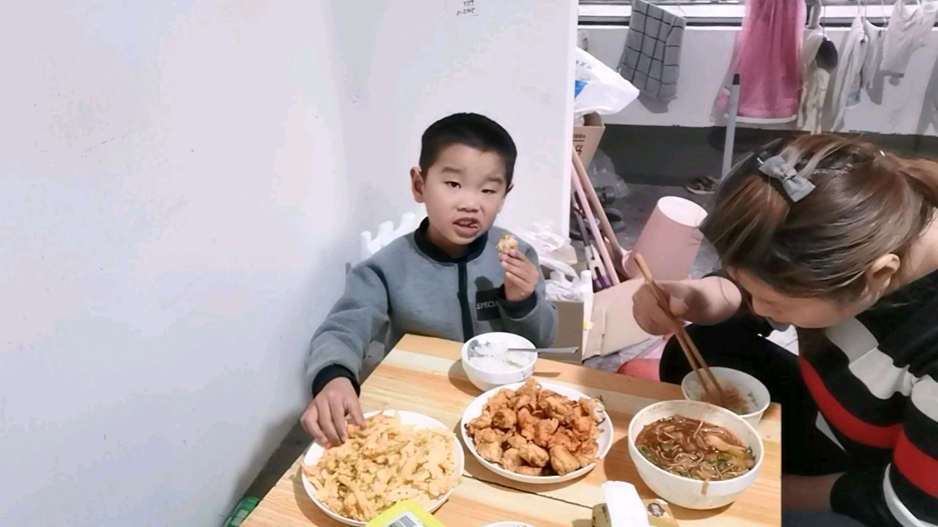 下班了,今天做炸鸡和薯条,健康又卫生,在家也能吃肯德基的味道
