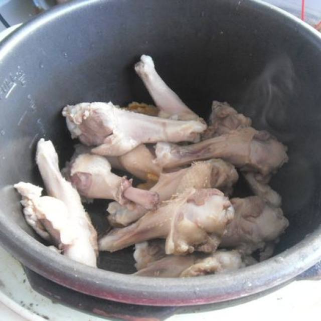 第5步, 把洗净的鸭腿放入电压力锅.