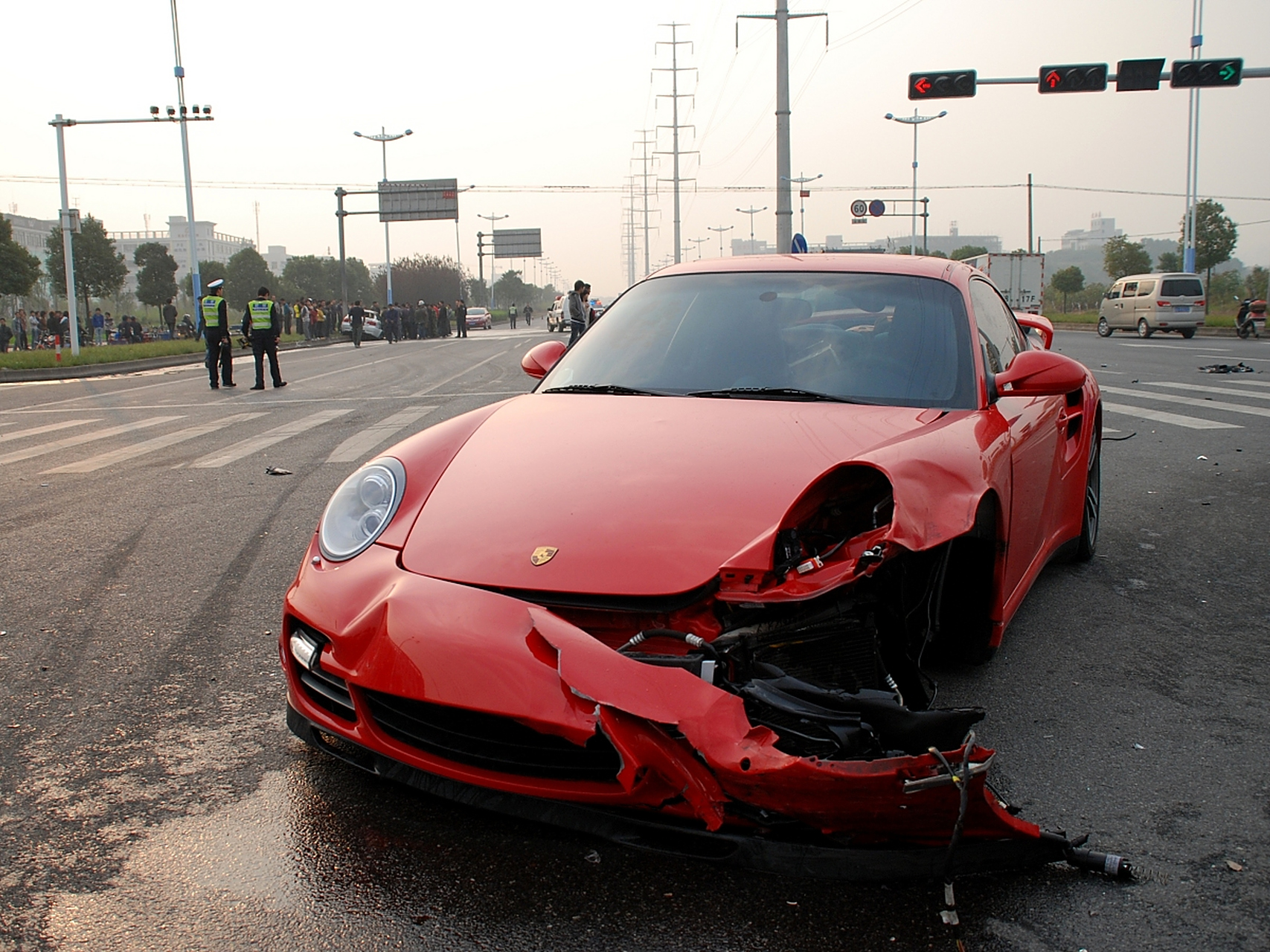 男子试驾车连撞几辆豪车# 近日,南京市爆出了一起惊人的交通事故.