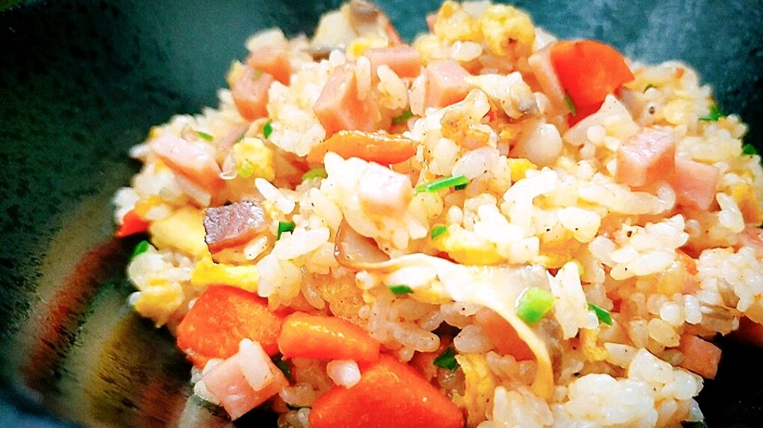 一碗隔夜饭,两个鸡蛋,一点小葱就能做出孩子爱吃有营养的蛋炒饭