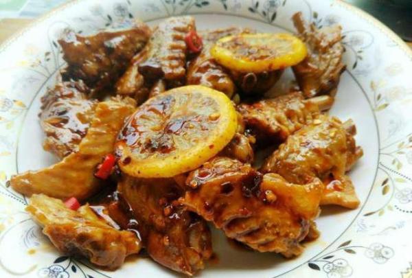 凉拌鸭翅,有种黑暗料理的感觉,但吃起来真不错