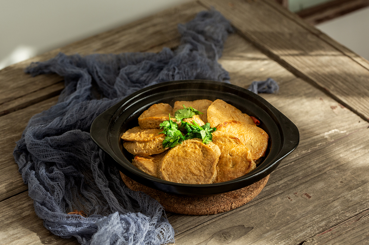 注意卤素鸡的汤汁不要耗干,可多倒入些开水炖煮,如果家里没有小砂锅的