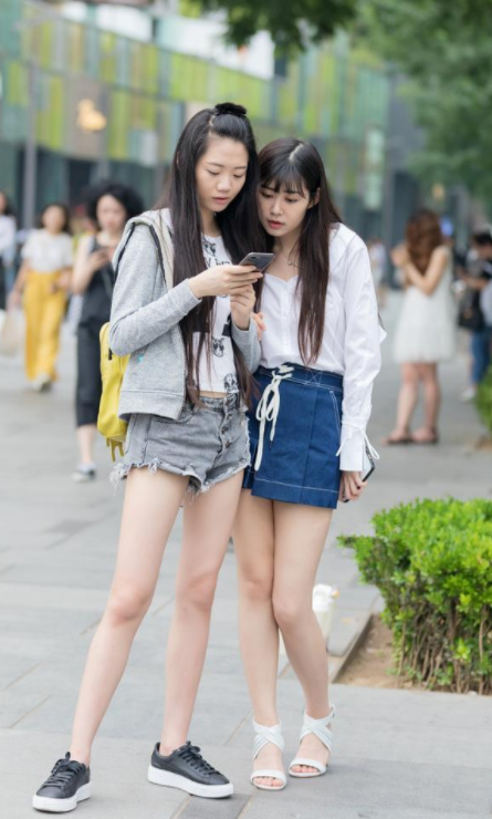 街拍:曲线时尚的美女姐姐,看着年轻不知道多大