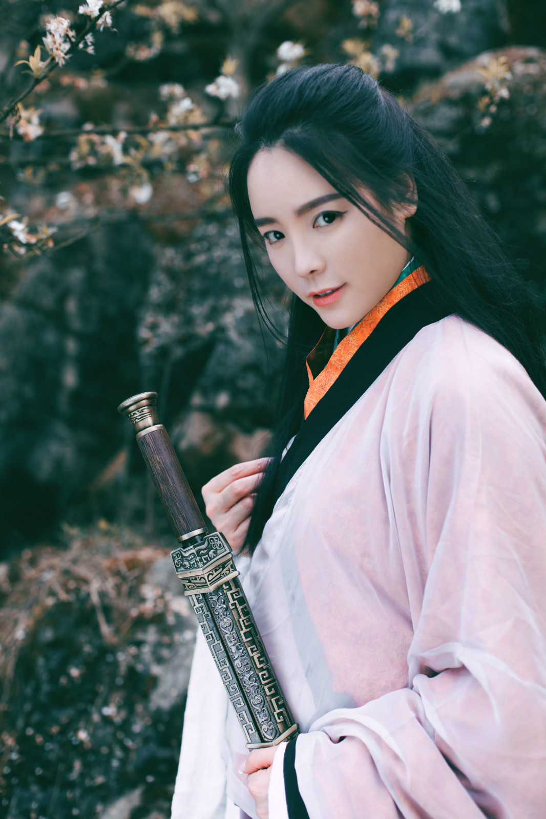 古风摄影:有酒又有剑,满树花开只为你!