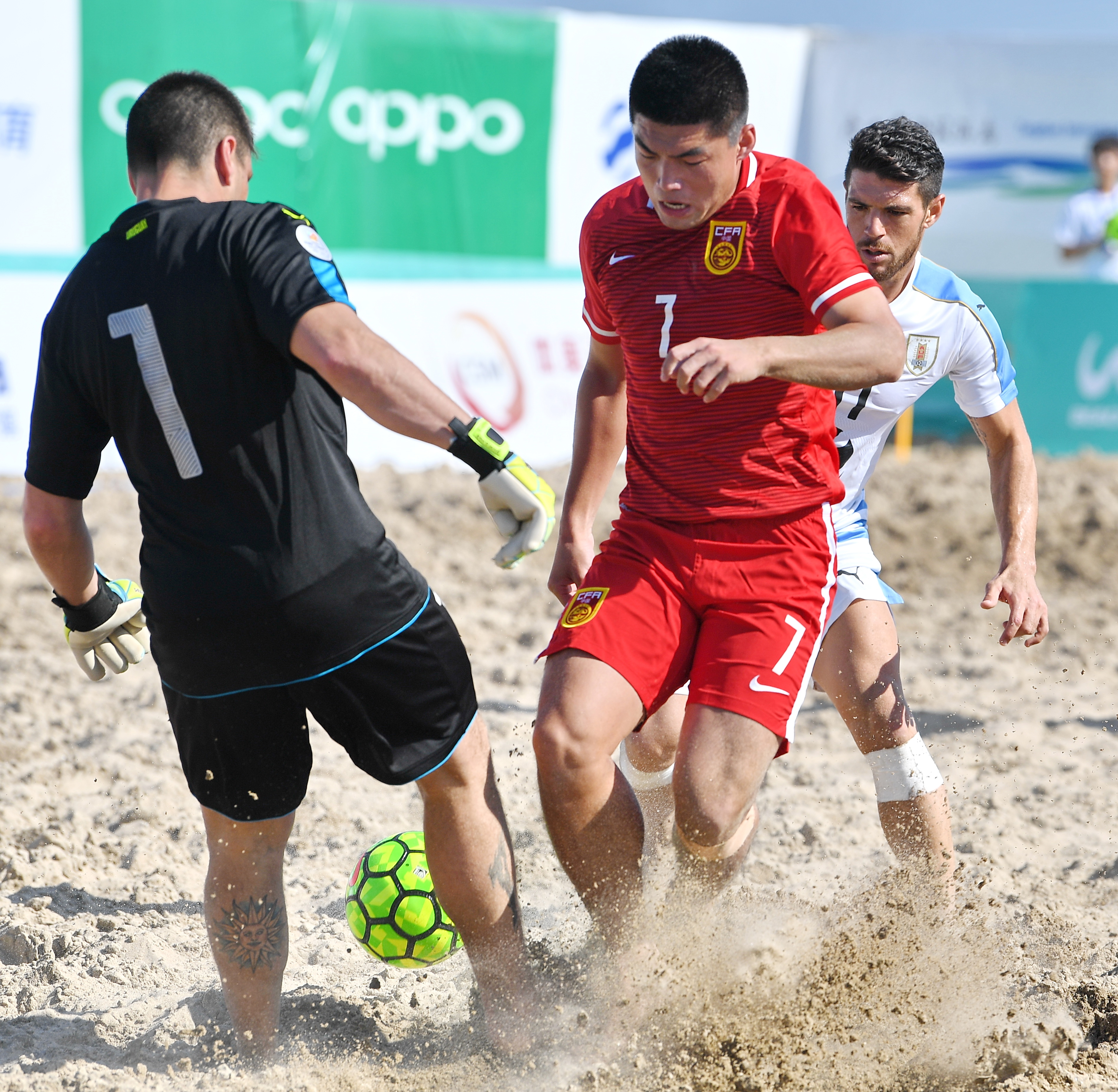 足球——中国-拉丁美洲沙滩足球锦标赛:中国不敌乌拉圭(1)