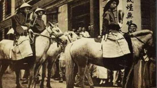 晚清官员老照片曝光:官员骑马,却没想到还得让人在一旁给他牵马