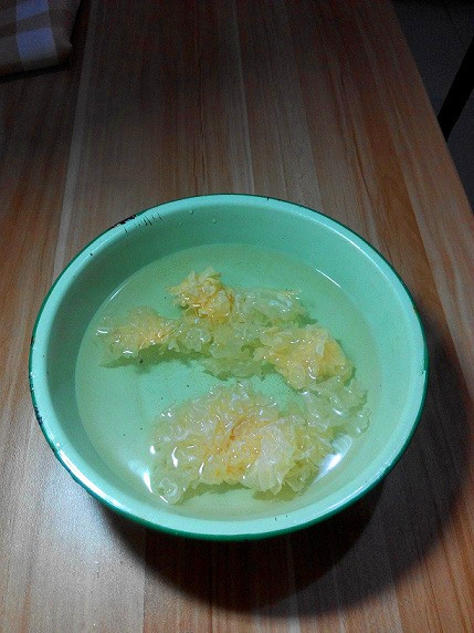 银耳先用清水泡发,温水,凉水其实都可以.
