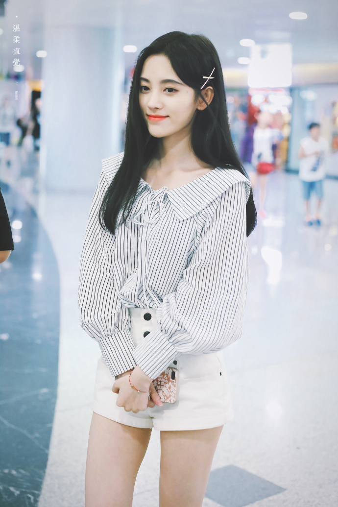 鞠婧祎穿条纹衬衫搭配白色纽扣短裤现身机场,皮肤白嫩面带微笑!