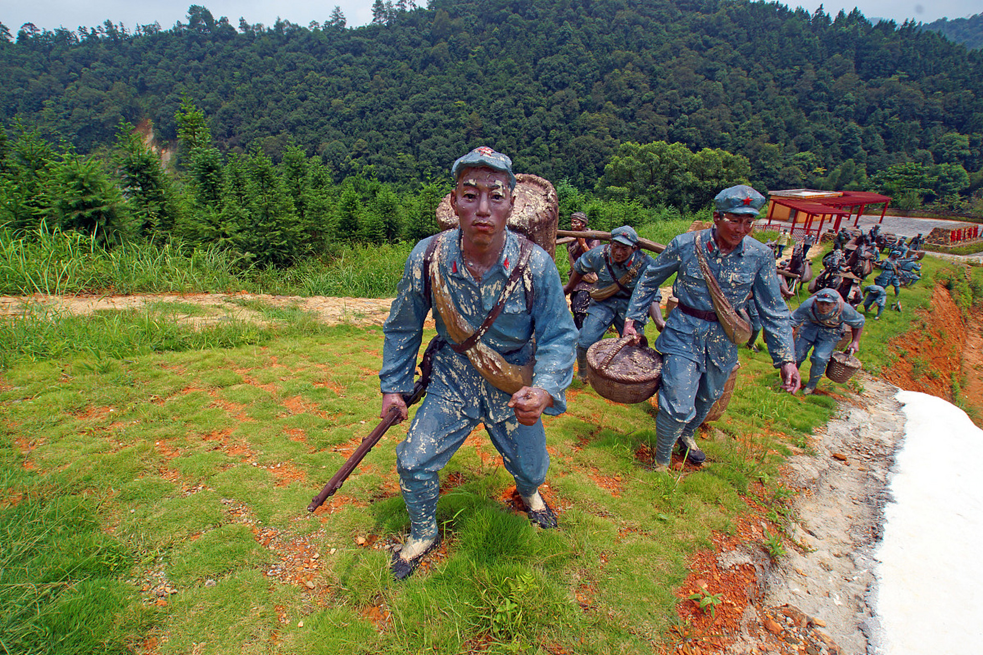 红十三军政治部主任陈文杰在上董养病,被叛徒出卖遭捕,于9月20日在