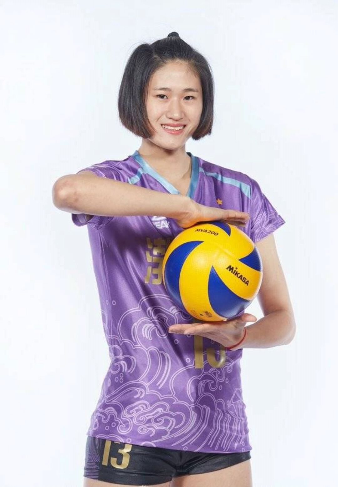 天津女排官方写真,李盈莹单手持球很霸气,姚迪露出酒窝尽显可爱
