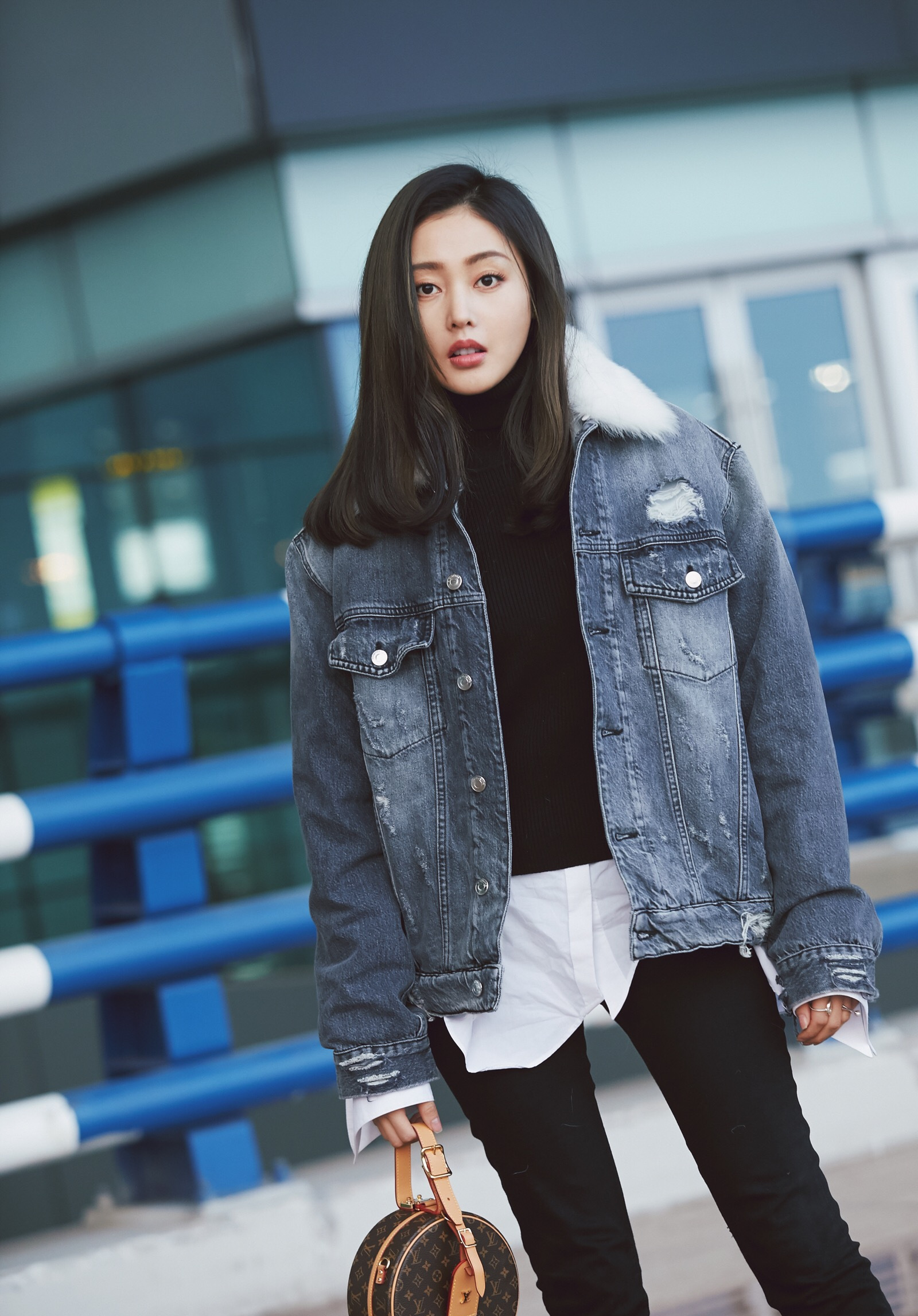 张天爱胆子太"肥"了,玫红色西装明艳性感,一出场抢尽风头!