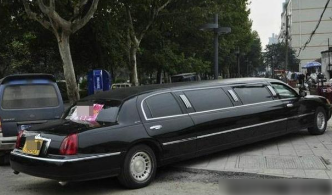 6米长豪车被送去报废!工作人员一锤下去车身凹陷:是心疼的感觉