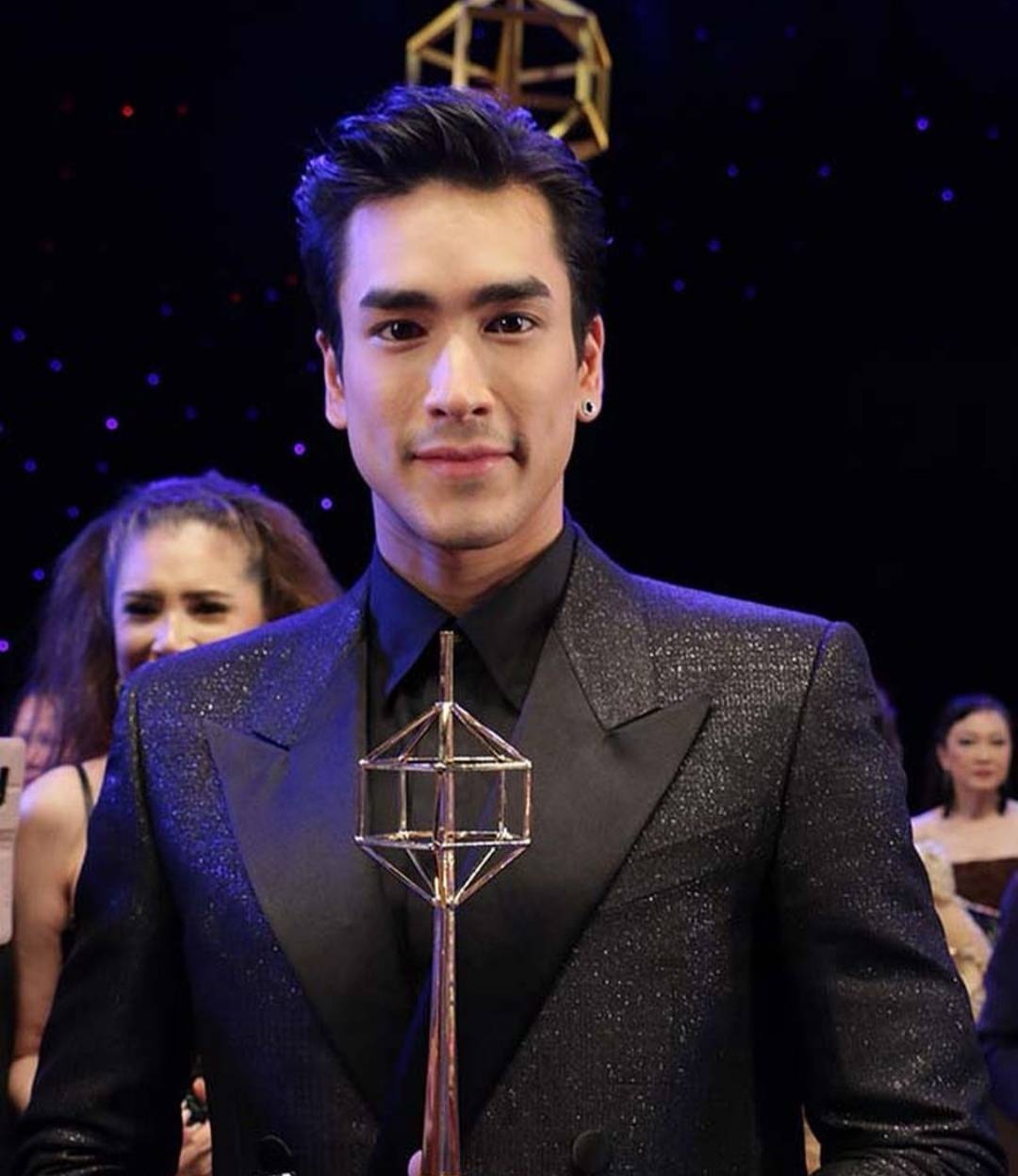 泰星yaya凭首部电影喜提金天鹅奖,男友nadech揽获影帝!