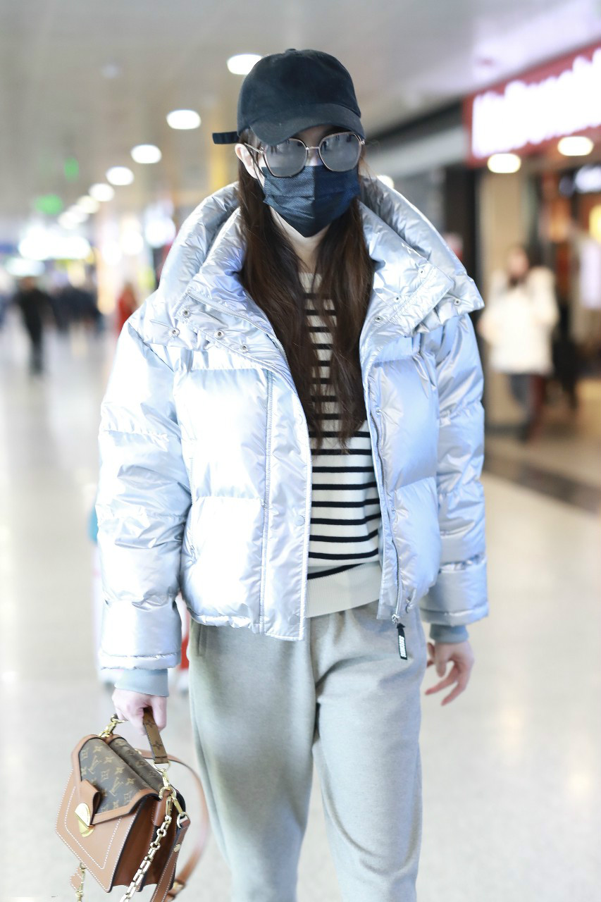 唐嫣戴棒球帽穿银色羽绒服现身机场,戴墨镜和口罩遮捂好严实