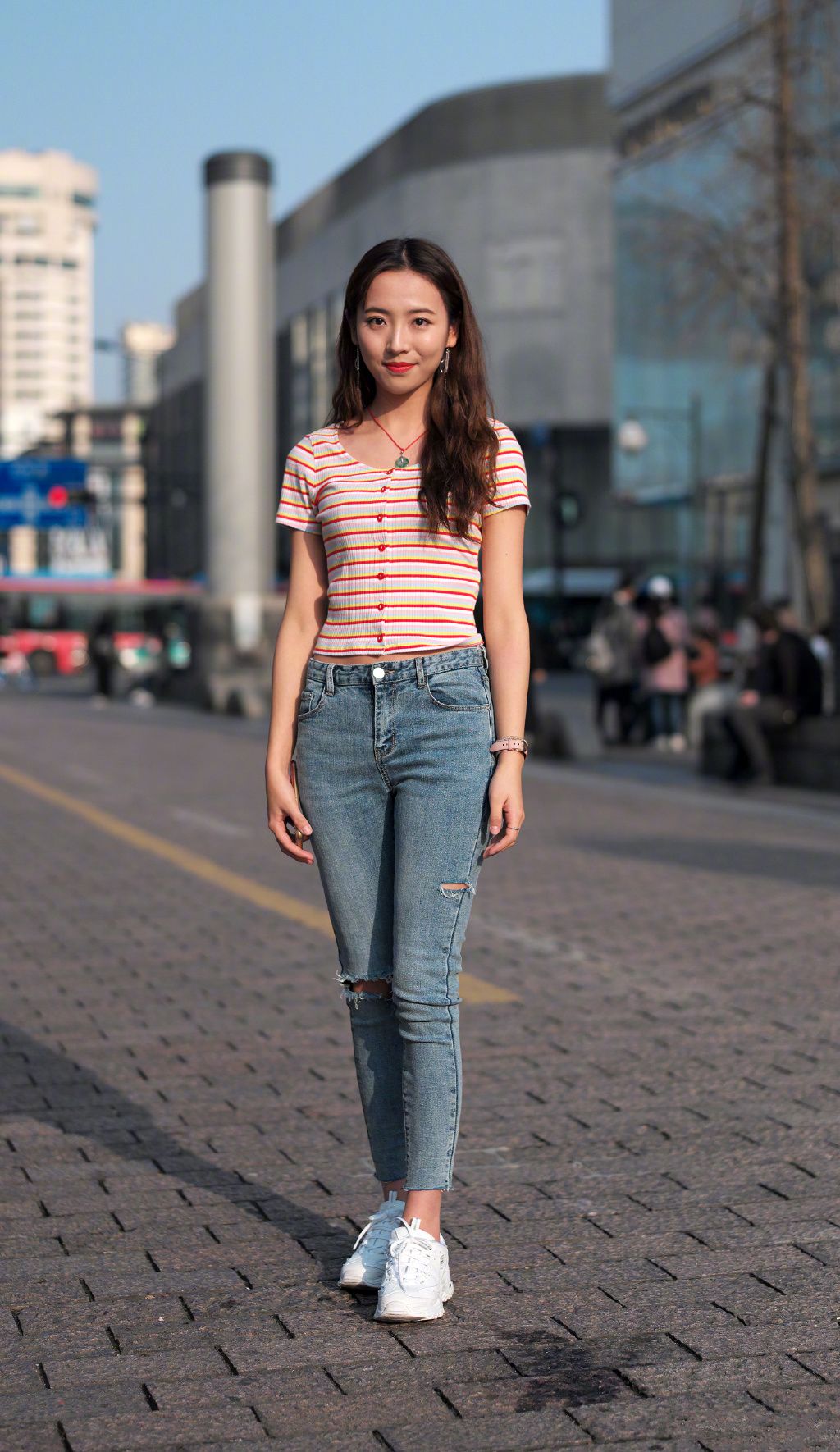 街拍:这位背着小方包的女生穿着一身浅色的长裙,温婉动人.