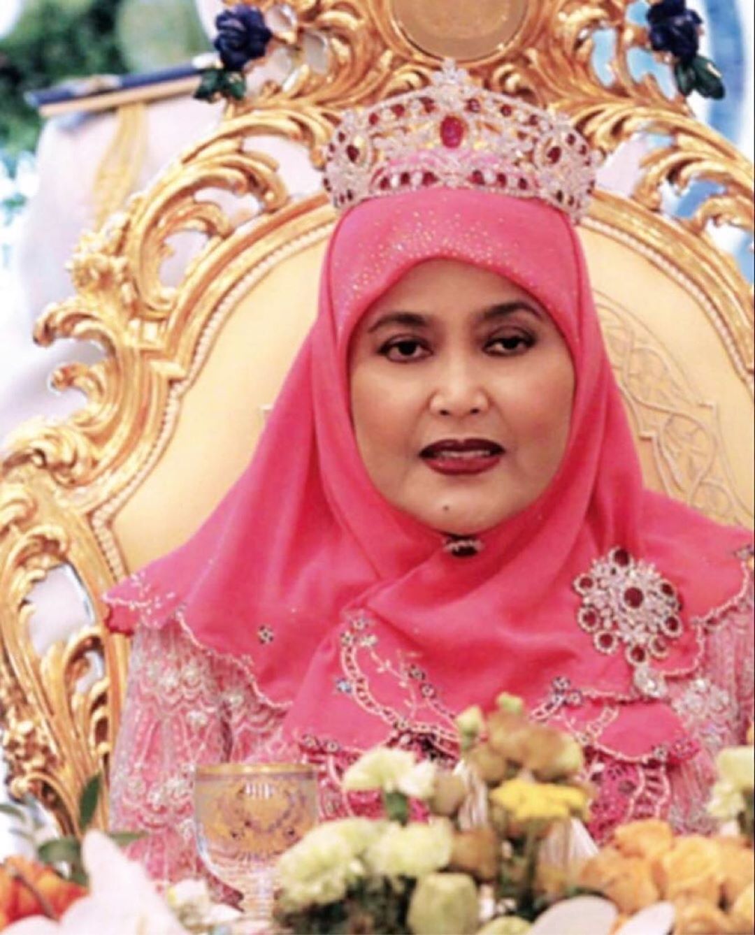 文莱王室有多富?从王后的王冠就可以看出,镶嵌的钻石大颗又密集