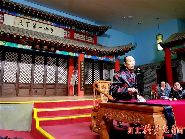 吴桥杂技:"鬼手"表演 你能看出破绽吗?