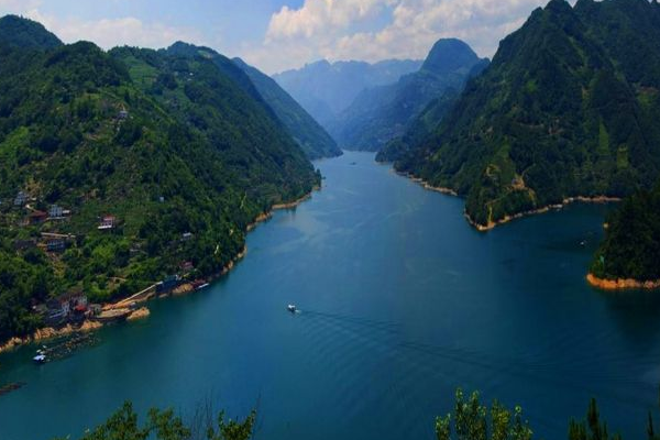 神女溪景区,是人迹罕见的原始谷,恰似世外桃源,令人如痴如醉