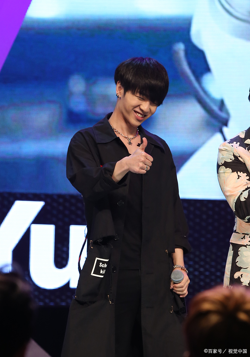 目前华晨宇在乐坛地位与张学友相比仍有较大差距,短期内难以超越